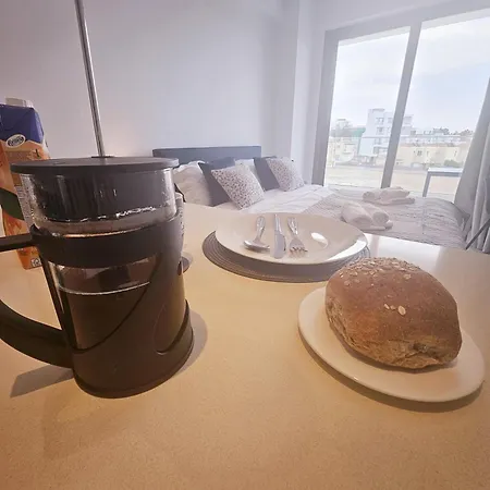 New, Modern Studio, Universal Residences Apartament *